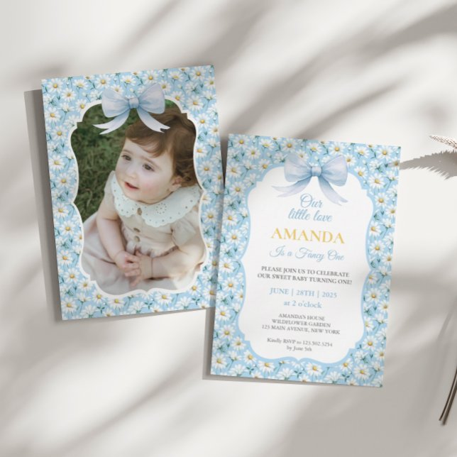 Convite Rico de margarida azul, uma garota, aniversário (Criador carregado)