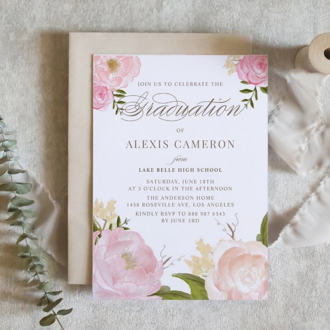 Convite romântico da graduação das peônias da (Customizable floral graduation invitation featuring watercolor blush pink flowers.)