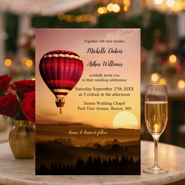 Convite romântico do casamento do por do sol do (Wedding invitation featuring a couple in a romantic hot air balloon over a sunset landscape scene)