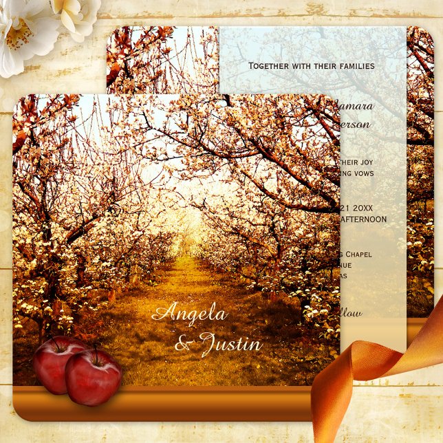 Convite Romântico para Casamento de Pomada de Appl (Colorful wedding invitation featuring a orchard and apples in sunny ocher and reds)