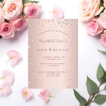 Convite rosa de festa de aniversário de dourado de espiral<br><div class="desc">Um convite moderno, na moda e glamouroso para a 50ª festa de aniversário (ou qualquer idade) da mulher. Um fundo metálico rosa dourado falso com uma elegante borrifa rosa de diamante dourado. O nome é escrito com um moderno e escuro, rosa dourado, escrito com letra de estilo manuscrito. Modelos para...</div>