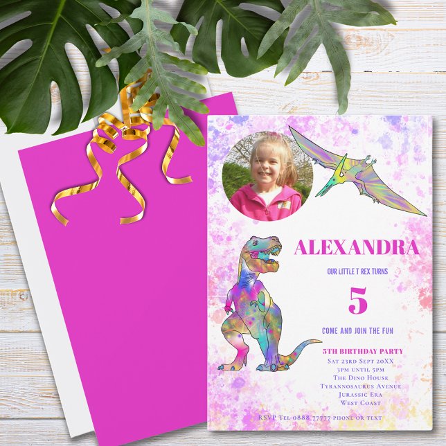 Convite Rosa de Fotografia de Aniversário para o 5 (Colorful Dinosaur girls photo 5th birthday party invitation bright pink)