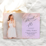 Convite rosa dourado - imagem de lavanda do script glitter<br><div class="desc">Um simples rosa de ouro moderno brilha na moda na lavanda pastel personalizável Doce dezesseis convites de aniversário,  adicione sua foto com um roteiro elegante de caligrafia.</div>