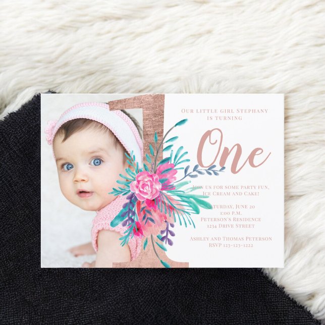 Convite Rosa dourado - primeiro aniversario com letra flor (Rose gold floral letter 1st birthday blush photo invitation)