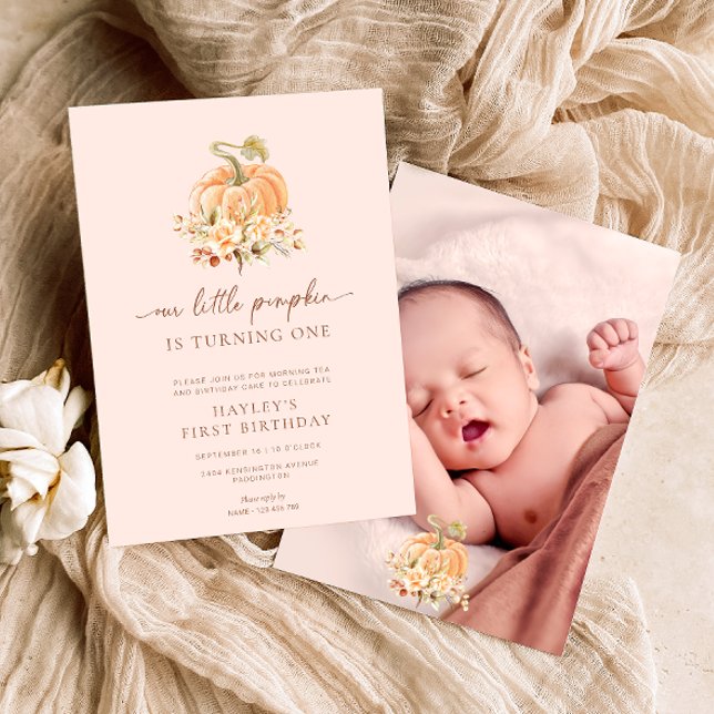 Convite Rosa Esbranquiçada Cai Um Pouco De Abóbora Primeir (Fall first birthday invitation. Our little pumpkin is turning one invitation)