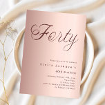Convite Rosa gold script simples aniversário de 40 anos<br><div class="desc">Um convite moderno e na moda para uma festa aniversário de 40 anos. fundo de gradiente rosa dourado e a palavra quarenta escrita com letras elegantes e grandes em rosa dourado escuro. Personalize e adicione um nome e detalhes da parte.</div>