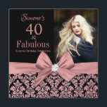 Convite Rosa ouro glitter damask aniversário de 40 anos Co<br><div class="desc">Rosa dourado - damasco preto| Convites para aniversário de 40 anos. Quarenta e fabuloso! Um belo e elegante Convite de festas de aniversário de 40 anos de rosa-rosa-rosa brilhante brilhante floral úmido que você pode personalizar e enviar sua celebração de festa de aniversário. No centro, arco rosa bonito. Substitua a...</div>