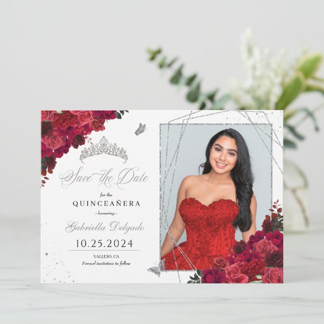 Convite Rosa vermelha Quinceañera Salve A Data (Em pé/Frente)
