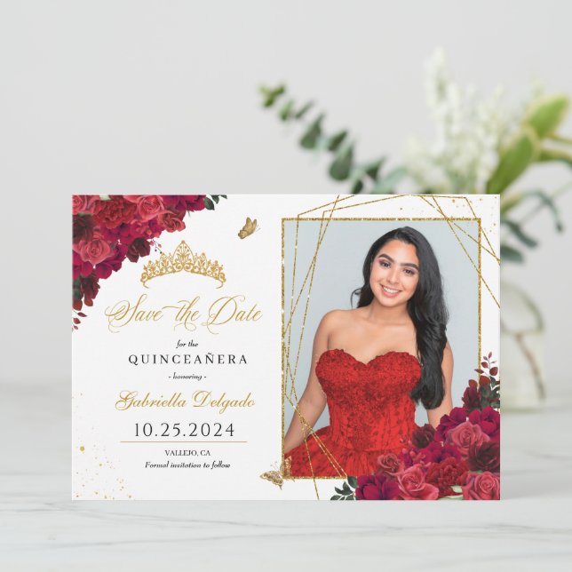 Convite Rosa vermelha Quinceañera Salve A Data (Em pé/Frente)