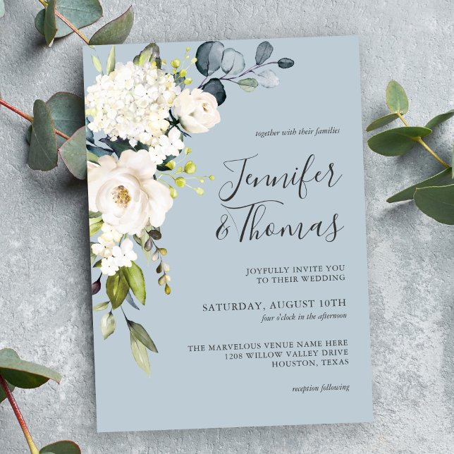 Convite Rosas brancas e Hydrangea no Casamento Floral Azul (Beautiful dusty blue wedding invitation with white roses and hydrangea florals.)