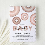 Convite Rosquinha brilhante Chá de fraldas de bebê asperso<br><div class="desc">Celebre a chegada do seu bebê com este convite divertido e festivo para o bebê. Este chá de fraldas personalizável apresenta rosquinhas vítreas, geladas em tons de pinças pastel com borras brilhantes. As cores são perfeitas para os chás de fraldas "É uma Garota". O convite moderno para chás de fraldas...</div>