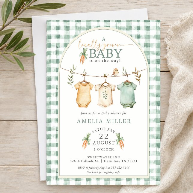Convite Roupas de Bebê de Gingham Cultivadas Localmente Ch (Green Locally Grown Baby Clothesline Baby Shower Invitation)