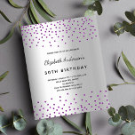 Convite roxo de prata de aniversário de orçamento<br><div class="desc">Um convite moderno, na moda e glamouroso para a festa de aniversário (ou qualquer idade) de uma mulher. Um fundo metálico falso prateado com gotas de brilho púrpura. O nome é escrito com um script estilo preto moderno, escrito à mão. Personalize e adicione um nome, idade e detalhes da festa....</div>