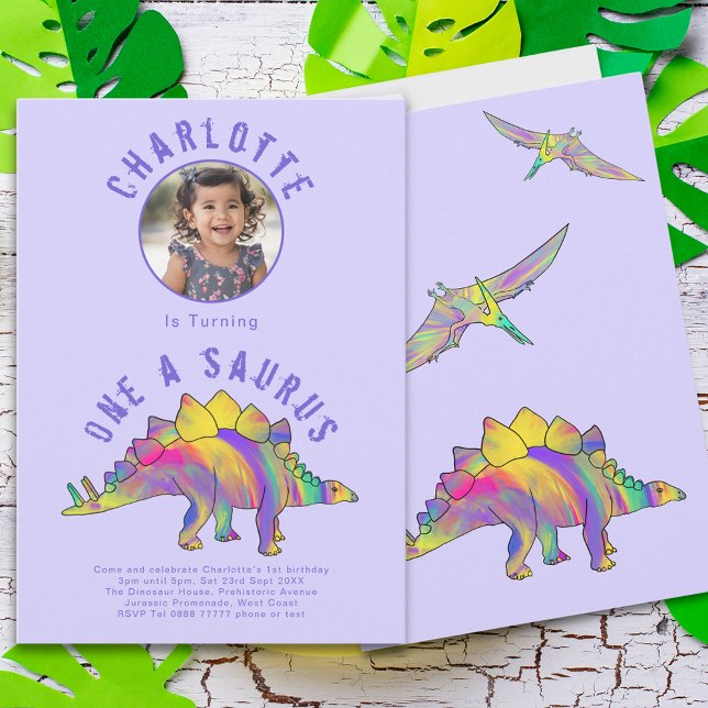 Convite Roxo do Partido primeiro aniversario Dinossauro (Dinosaur 1st birthday party invitation one-a-saurus colorful watercolor dino stegosaurus pterodactyl)