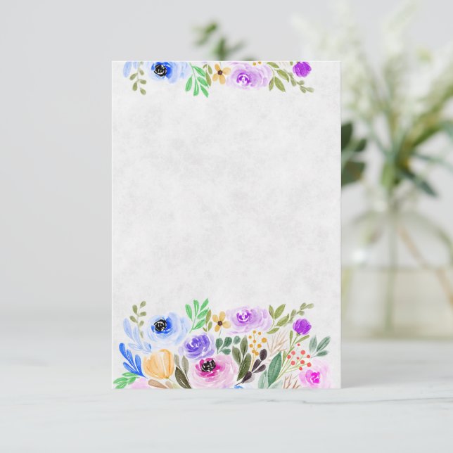 Convite Roxo em branco e floral aquarelado azul para casam (Em pé/Frente)