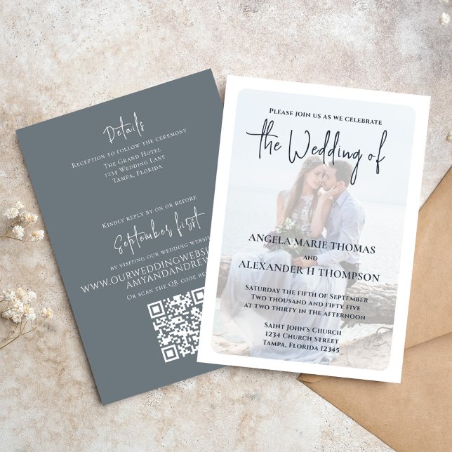 Convite RSVP de código QR azul empoeirado de foto minimali (Elegant photo overlay wedding invitation with QR code and calligraphy script. )