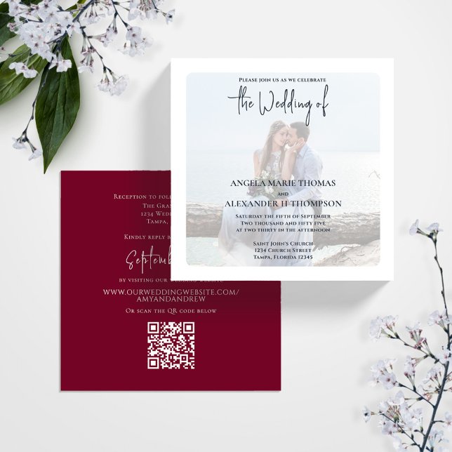 Convite RSVP de Código QR de Foto Mínimo da Borgonha Elega (Elegant simple square photo wedding invitation with burgundy colors and QR code. )
