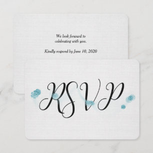 Convite RSVP preto com flores sobre linho
