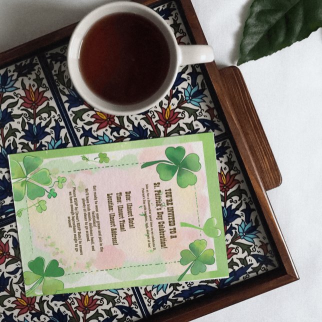 Convite Rua de fundo de Shamrock do Green Clovers (Green Clovers Shamrock Background St. Patrick's D Invitation)