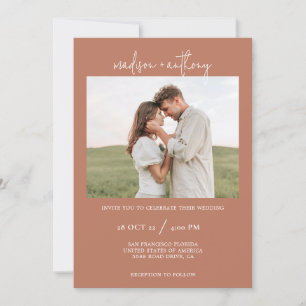 Convite Rust Terracotta Na moda Script com Photo Wedding