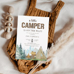 Convite Rustic A Little Camper Chá de fraldas<br><div class="desc">Este convite rústico divertido tem uma fonte de madeira chamada "CAMPER" e script. O fundo tem uma floresta aquosa,  montanhas e paisagem. É acabada pelos elementos de acampamento bronzeado,  verde e castanho,  que incluem uma tenda e um fogo. O dorso tem um padrão da mesma tenda de aquarela.</div>