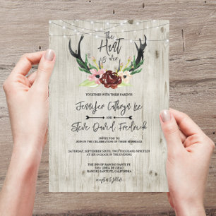 Convite Rustic Burgundy Floral Antler Hunt está sobre o ca