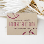 Convite Rustic Burgundy Wine Stain Wedme Name<br><div class="desc">O cartão de mesa marrom da rustic kraft apresenta manchas de anéis de vinho tinto com hambúrgueres chic, textos personalizados de "Bem-vindo" e "Saúde!", e design de dois lados. Personalize as placas de mesa como um tipo de vinho, como o exemplo padrão, ou inclua um número de tabela padrão. NOTA:...</div>
