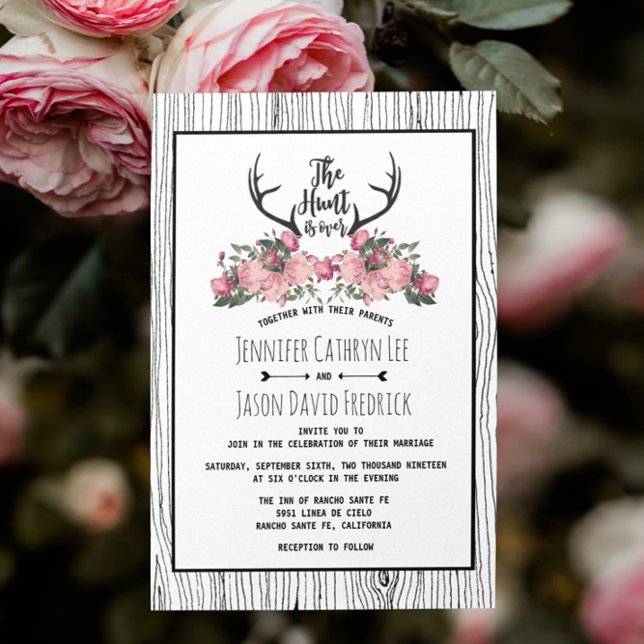 Convite Rustic Floral Barnwood Hunt está sobre o casamento (Criador carregado)