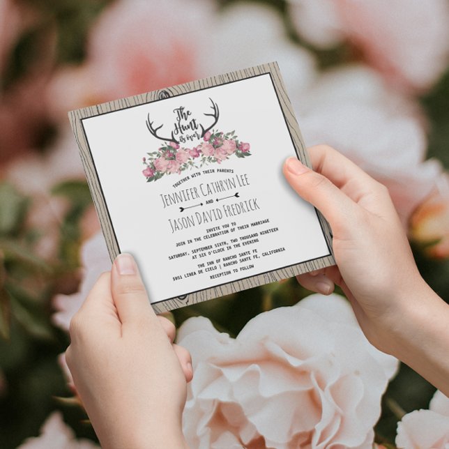 Convite Rustic Floral Barnwood Hunt está sobre o casamento (Criador carregado)