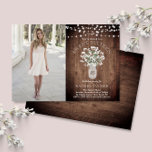Convite Rustic Mason Jar Lights Sweet 16 Foto De Aniversár<br><div class="desc">Esta design apresenta flores de respiração de bebê de cor d'água, em um vaso de jarro de pedras, sobre um fundo de madeira rústica e espaço para uma foto. Clique no botão personalizar para obter mais flexibilidade na modificação do texto ou na movimentação dos gráficos! No nosso compro, estão disponíveis...</div>