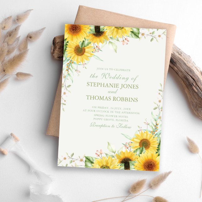 Convite Rustic Sunflower Delight Casamento (Rustic Sunflower Delight Wedding Invitation on a boho table.)