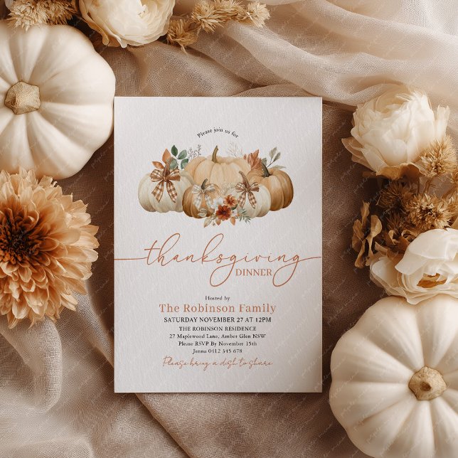 Convite Rustic Thanksgiving Dinner Pumpkin Bows (Thanksgiving Invitation Pumpkin Patch Design. Pumpkins and bows in earthy tones)