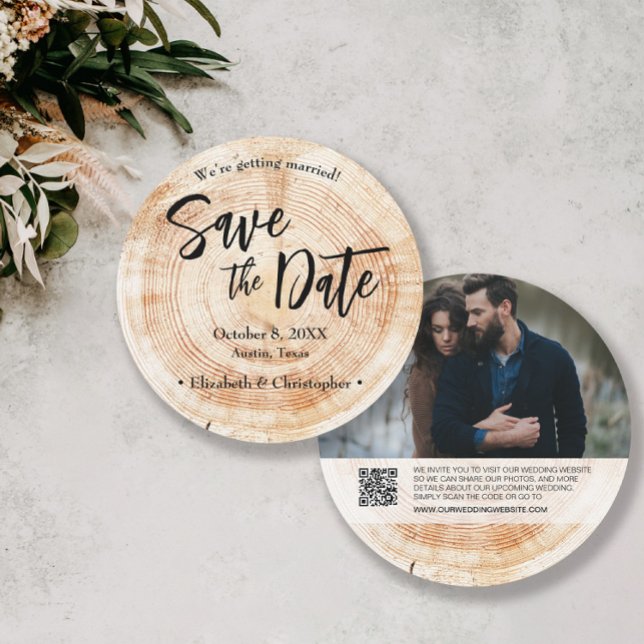Convite Rustic Wood Wedding Salvar a data Foto website (Unique Rustic wood grain round save the date photo wedding card with qr code to wedding website.)