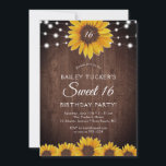 Convite Rústica Sunflower Sweet 16 Aniversário Linhas de C<br><div class="desc">Este design apresenta girassóis pintados bonito e de cor d'água em um fundo de madeira rústica, acentuado com luzes de cordas. Clique no botão personalizar para obter mais flexibilidade na modificação do texto ou na movimentação dos gráficos! No nosso compro, zazzle.com/store/doodlelulu, encontram-se disponíveis variantes deste design, bem como produtos de...</div>