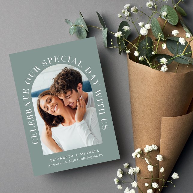Convite Sage de Código QR de Foto em Arch Elegante Tudo em (Celebrate your love story with an invitation showcasing your favorite photo in an elegant arch frame)