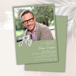 Convite Sage Green 50th Birthday Photo<br><div class="desc">Foto do moderno minimalista sábio verde cinquenta convite de aniversário para uma festa de aniversário divertida. A idade pode ser alterada. Este convite é simples e elegante, convite de aniversário para homens e mulheres. A cor de fundo verde de sábio pode ser alterada para qualquer cor de sua escolha usando...</div>