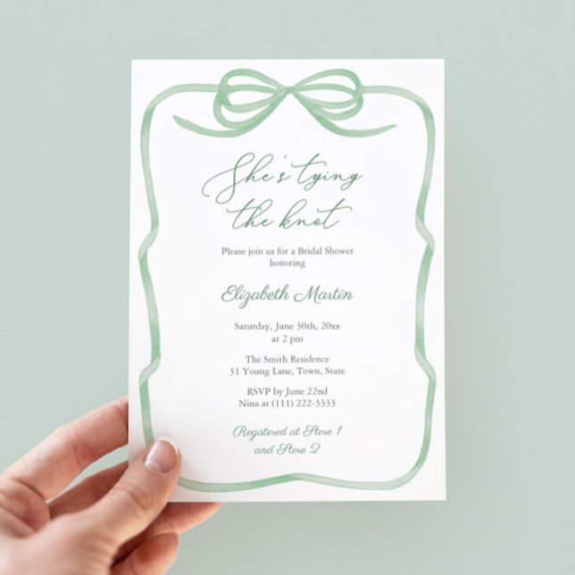 Convite Sage Green Arco Ela é Chá de panela Casando (Sage green tying the knot bridal shower invitation with watercolor bow and green white stripe backer)