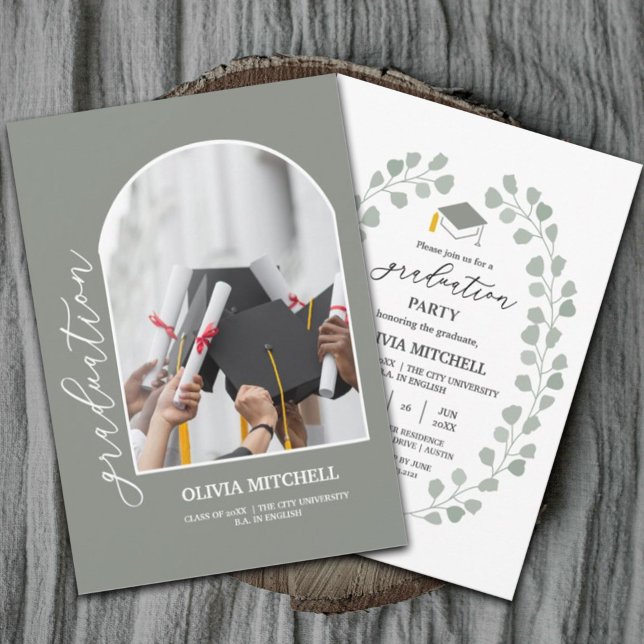 Convite Sage Green Classe de Graduação de Foto em Arch 202 (Celebrate with these modern sage green graduation invitations celebrating the class of 2024 #chic)