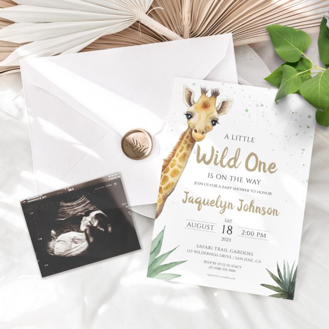 Convite Sage Green e Dourada Safari Giraffe Chá de fraldas (You're in for an adventure with this little wild one! This minimalist Giraffe invite is perfect.)