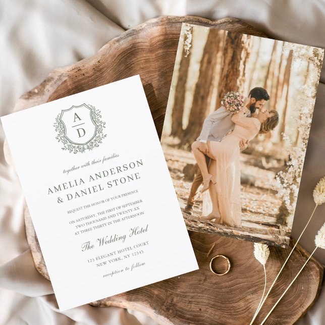 Convite Sage Green Elegant Floral Crest Monograma Casament (Criador carregado)