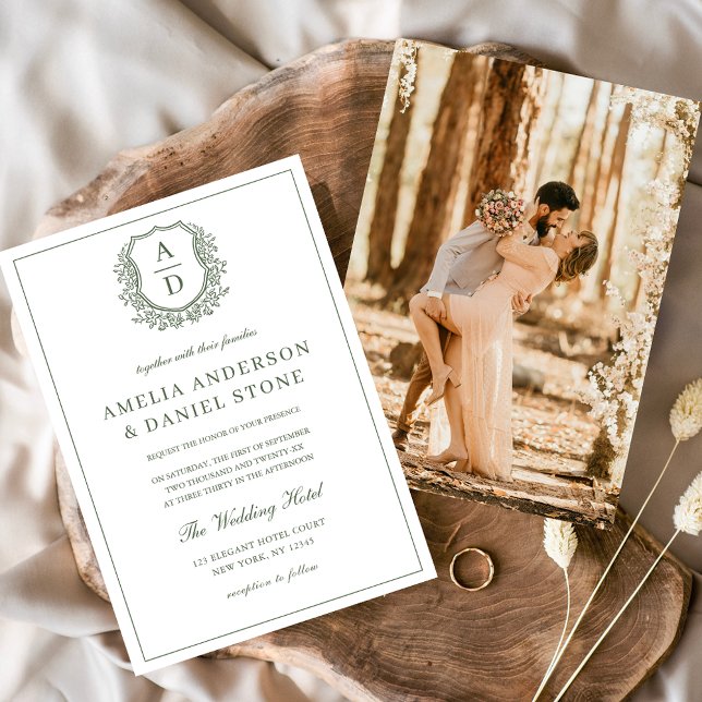 Convite Sage Green Elegant Leafy Crest Monograma Casamento (Criador carregado)