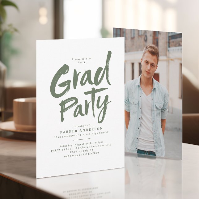 Convite Sage Green Simple Modern Brusn Script Formando Par (Sage Green Simple Modern Brush Script Grad Party Invitation)