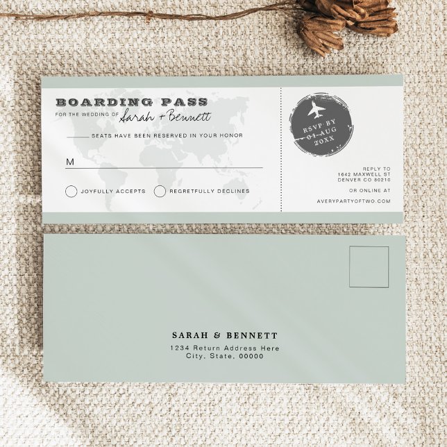 Convite Sage Green World Map Boarding Pass RSVP Card (Criador carregado)