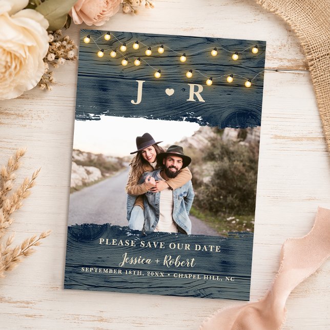 Convite Salvar a Data de Casamento Rústico em Azul Marinho (Rustic Navy Barn Wood Monogram Photo Save the Date Card)