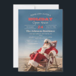 Convite Santa Claus Relaxa na Cadeira de Praia<br><div class="desc">santa claus engraçado,  beba coquetel sol verão,  pai tortuoso cadeira festiva,  resort feliz feliz de areia,  natal,  xmas tropical,  praia santa claus</div>