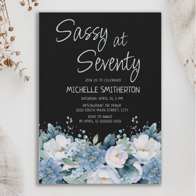 Convite Sassy no 70 Azul Azul Azul Branca Floral Negro Ani (Dusty blue and white floral on black "Sassy at 70" women's birthday party invitation)