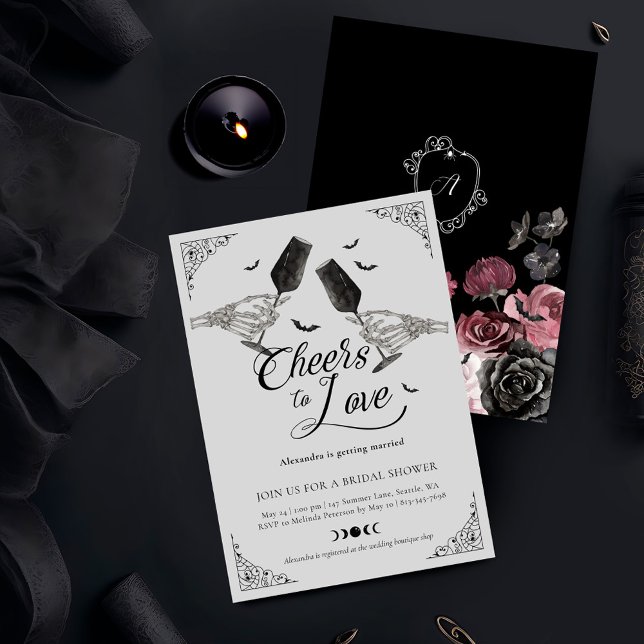 Convite Saúde ao Chá de panela Gótico de Mão Esqueleto (Cheers to Love Skeleton Hand Gothic Bridal Shower Invitation)