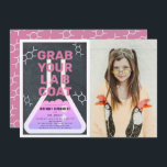 Convite Science Flask Chalkboard Girl Pink Foto de Anivers<br><div class="desc">Este legal convite para fotos da festa de aniversário da ciência do "agarre seu casaco de laboratório" para meninas apresenta um quadro/quadro negro com um frasco emoldurado por uma borda branca. O verso apresenta um fundo cor-de-rosa com padrões moléculas. Personalize para suas necessidades. Você pode encontrar produtos correspondentes na minha...</div>