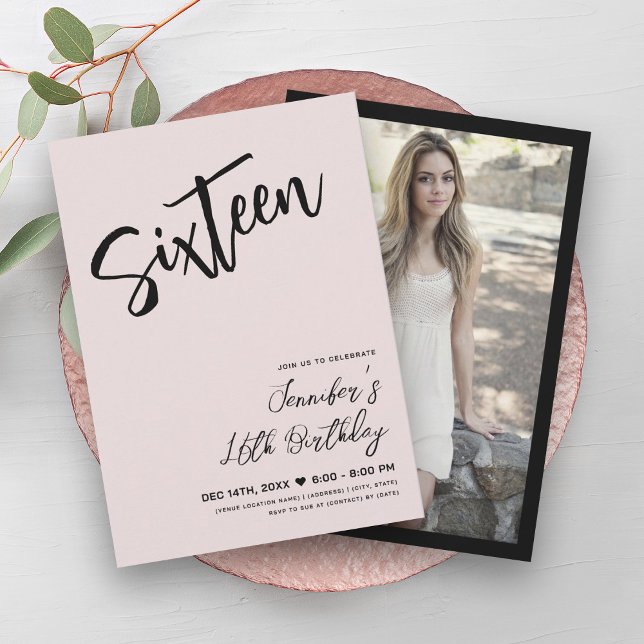 Convite Script 16 Preto Suave 16 Simples e Esbranquiçado C (Simple Elegant Blush Pink Black Sweet 16 Script Invitation)