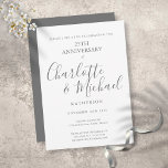 Convite Script de Assinatura de Aniversário de Casamento d<br><div class="desc">Apresentando nomes de assinatura de script prateado. Personalize com sua informação especial de vinte e cinco anos de aniversário de prata em carta chic. Projetado por Thisnotme©</div>